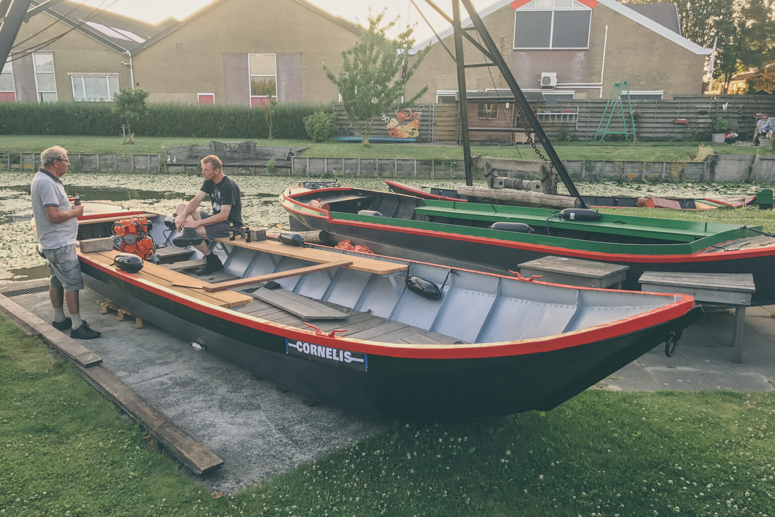 Wim Potveer en de vader van Sander in gesprek bij Scheepswerf Potveer