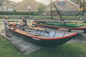 Wim Potveer en de vader van Sander in gesprek bij Scheepswerf Potveer