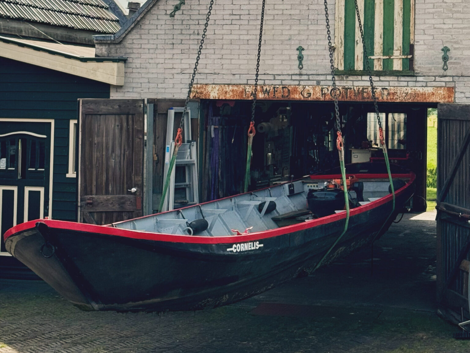 Schuit is klaar voor reparaties en ombouw naar elektrisch.