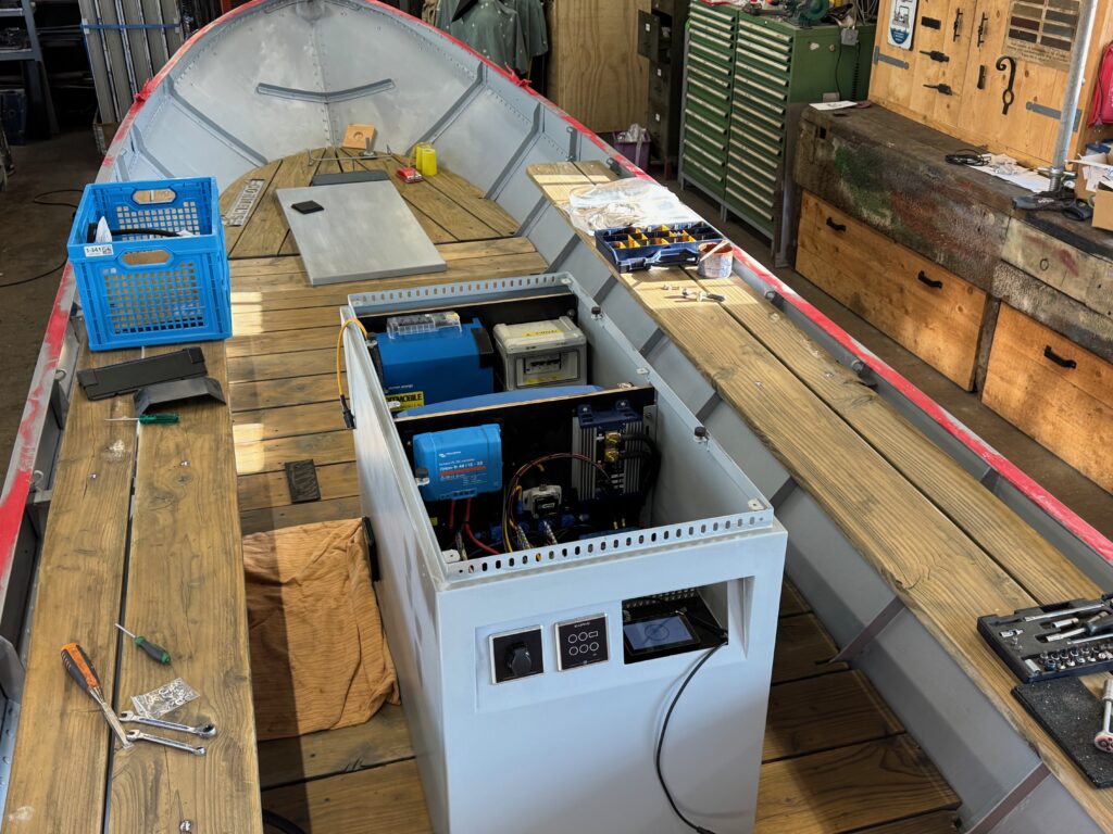 Deel 2: De elektrische installatie 1 accukist met 230 v paneel achter en 48 v paneel midden in aanbouw