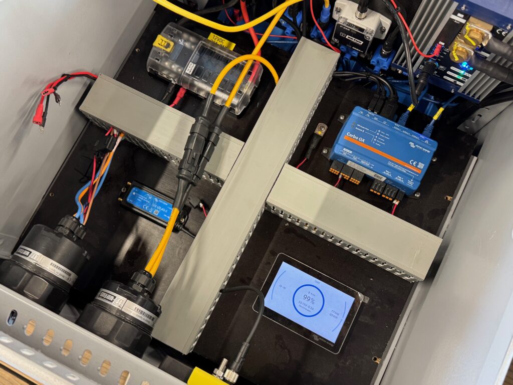 Het 12 V paneel met de Victron Cerbo GX elektrsich varen
