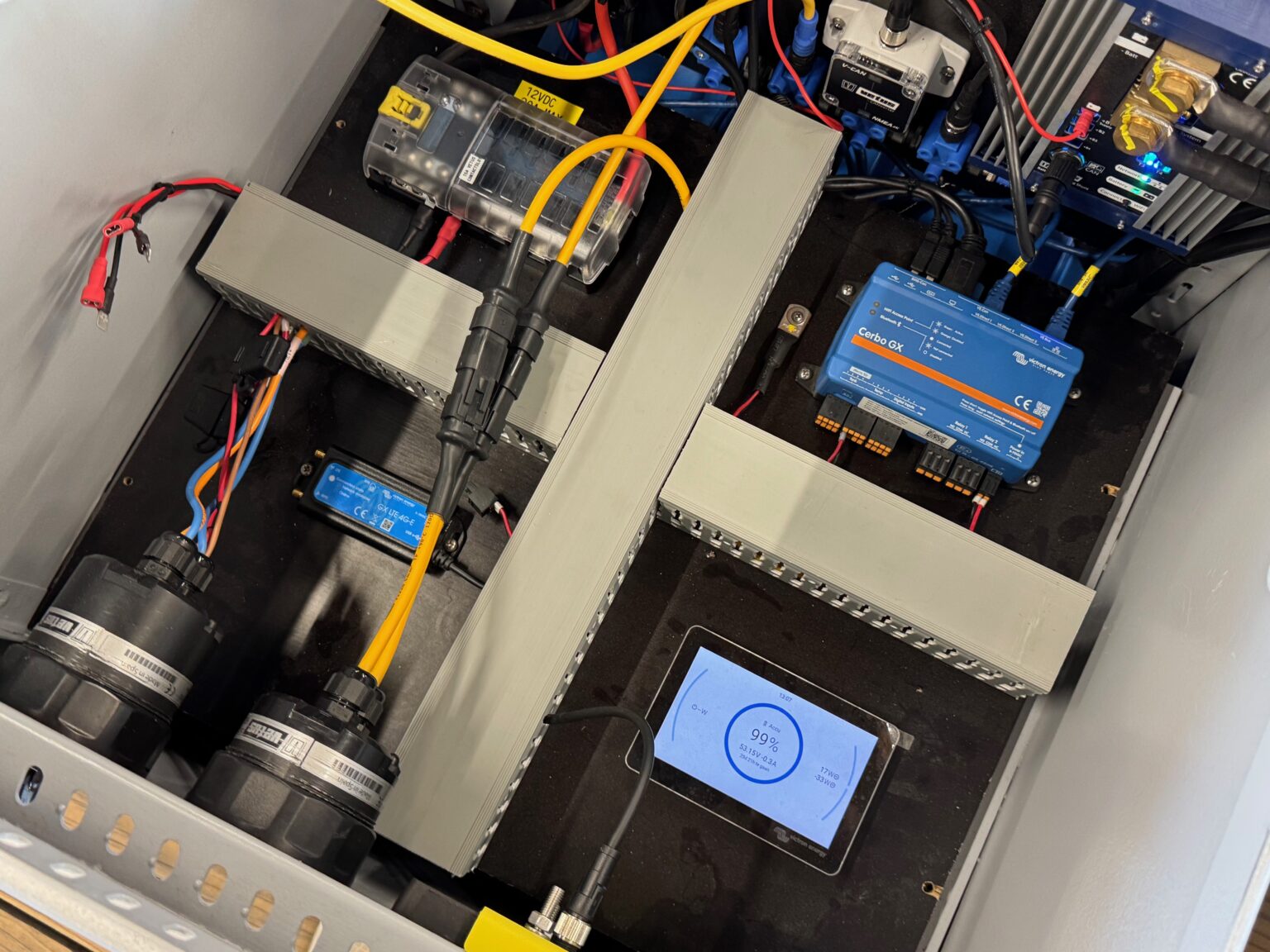 Het 12 V paneel met de Victron Cerbo GX elektrsich varen