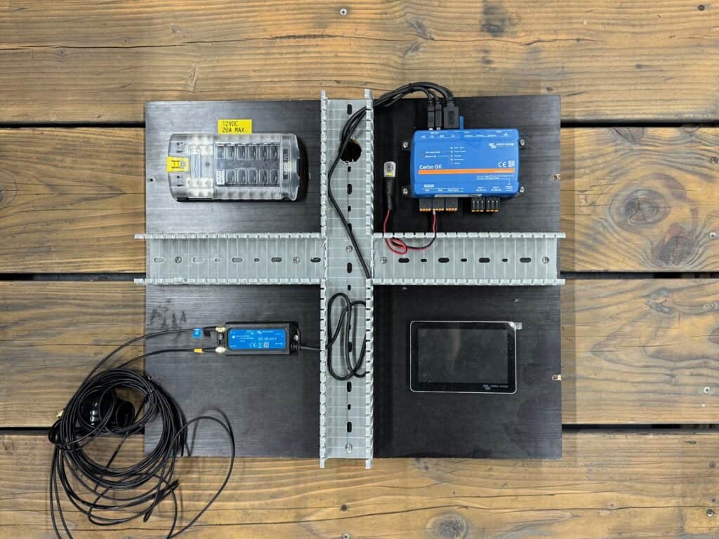 Deel 3: 12 Volt en de CAN-bus netwerken 1 het 12 volt paneel met de victron cerbo gx scherm 4g modem en zekeringenpaneel
