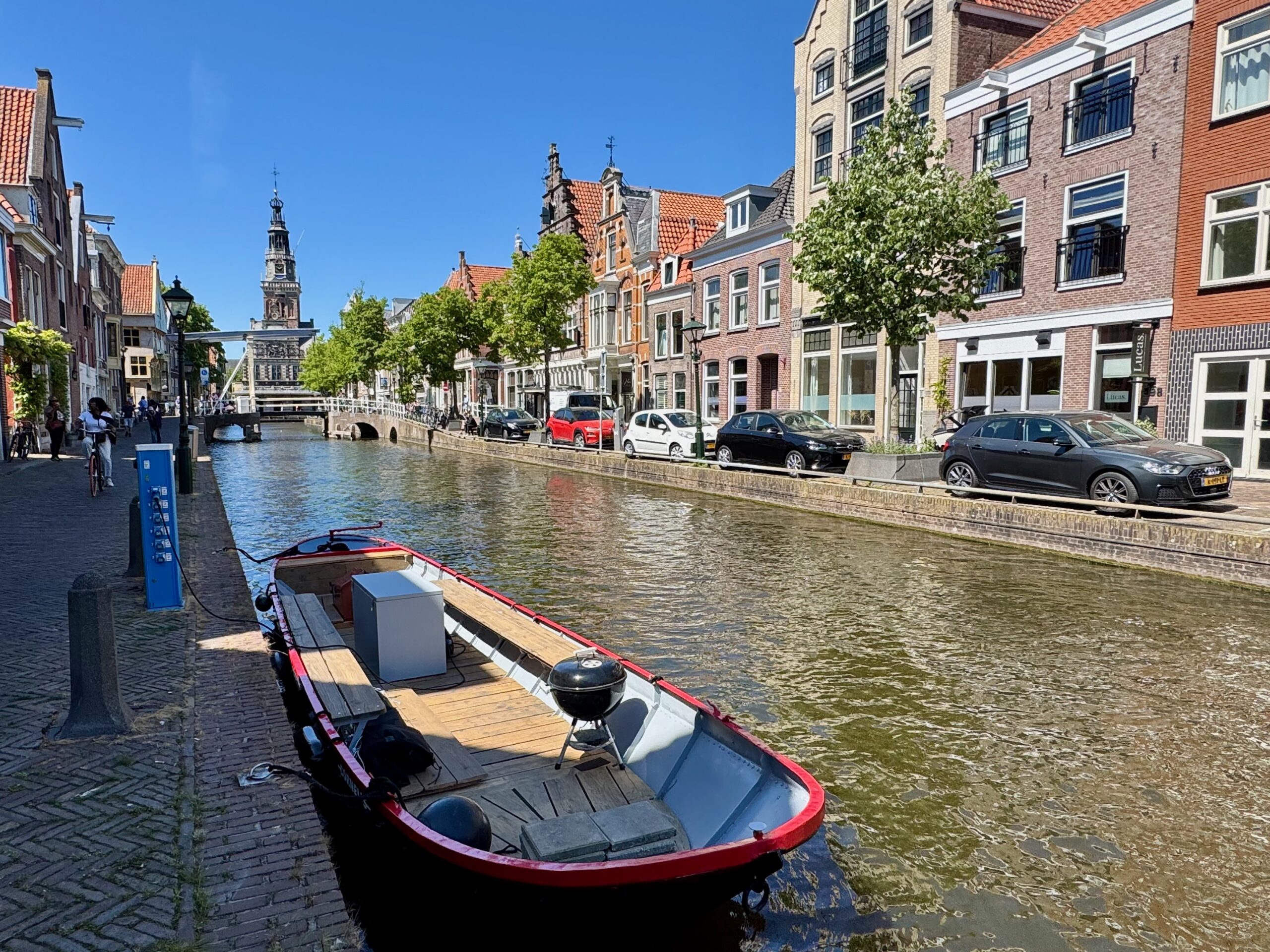 Elektrisch varen in Alkmaar — Waar kan ik laden? 6 Cornelis laden op het Luttik Oudorp met de AanUit app