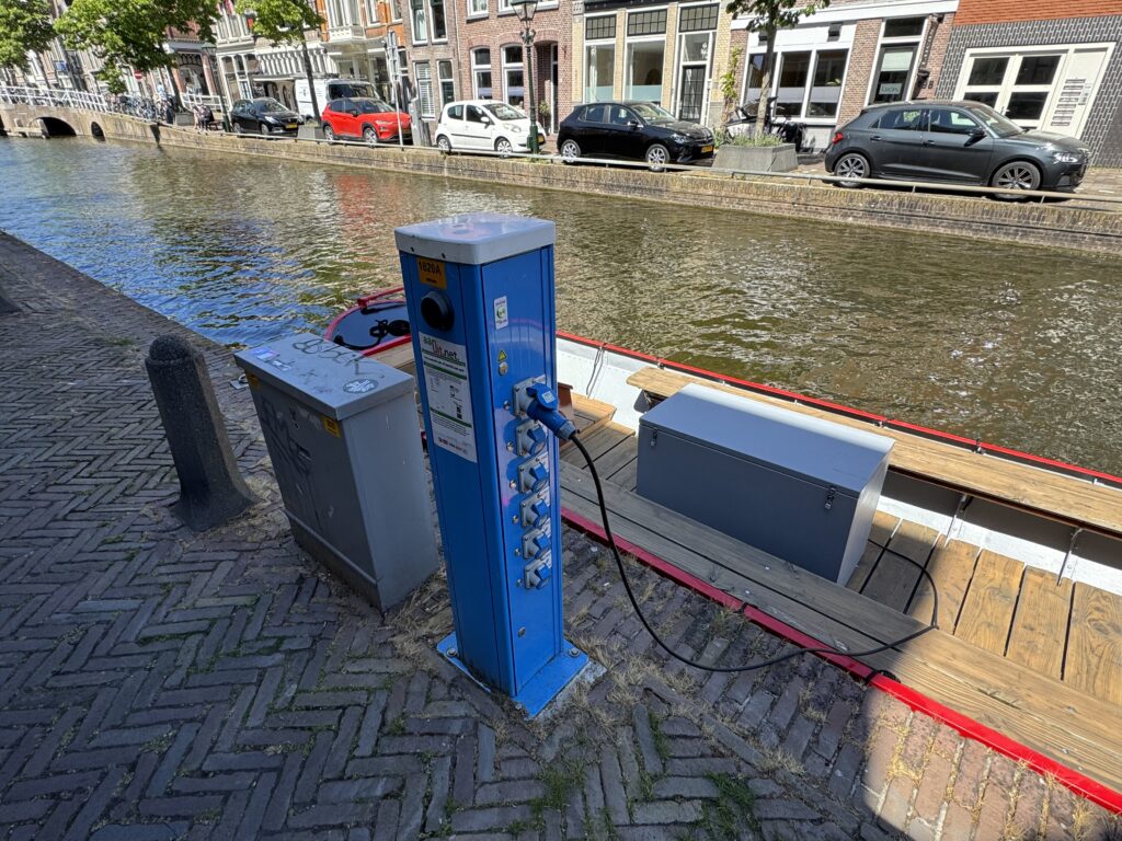 de aanuit laadpaal op het luttik oudorp