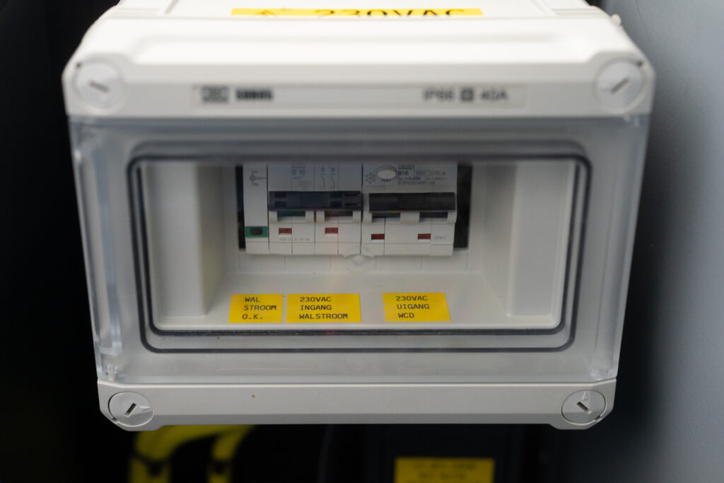 De boot laden: van laadpaal naar accu 3 De 230 volt verdeler met automaat en aardlekschakelaar
