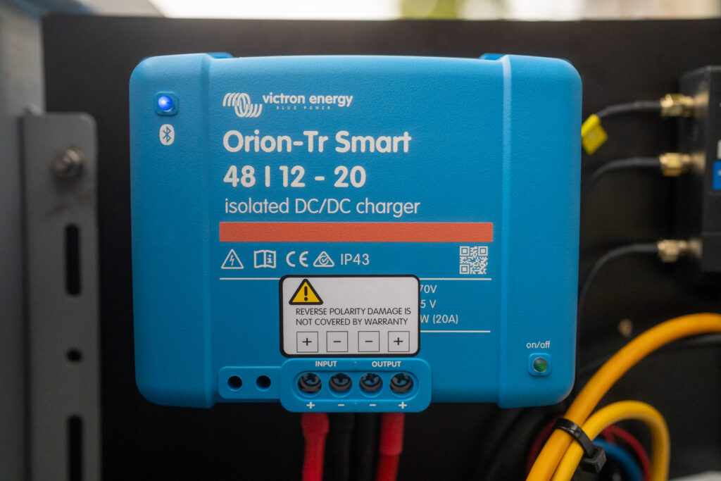 De boot laden: van laadpaal naar accu 4 De nieuwe Victron DC-DC-lader.