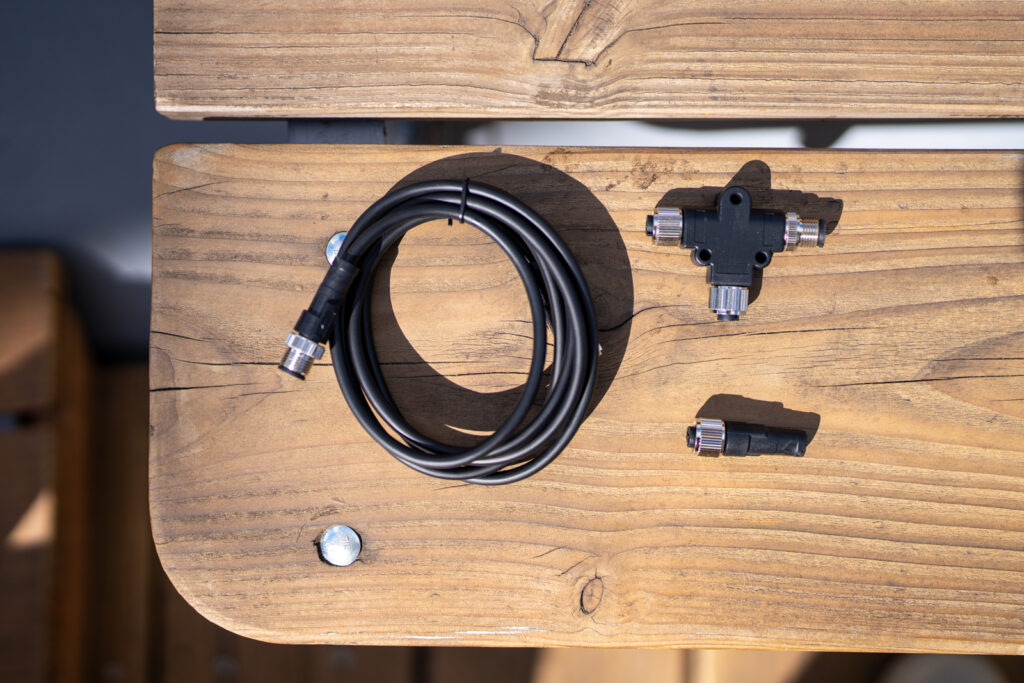 NMEA 2000 uitgelegd: het netwerk waar onze boot op praat 1 De NMEA 2000-componenten: dropkabels, T-stukken en terminators.