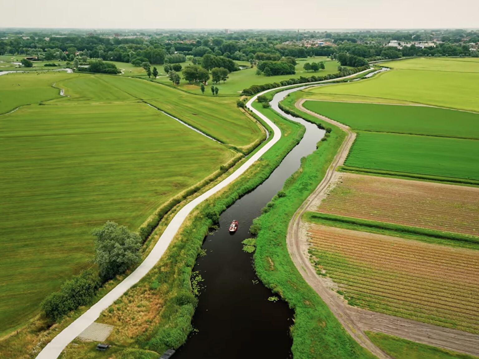 Cornelis elektrisch varen door de polder bij Alkmaar (luchtfoto)